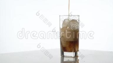 冷爽的<strong>可乐</strong>倒在一个杯子里，白色背景上有冰，有文字的空间。 <strong>冰镇</strong>饮料